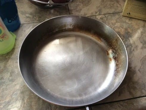 קרש חיתוך נירוסטה במטבח